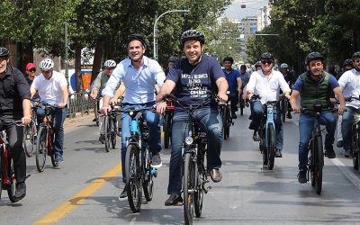 Η ΚΕΔΕ ΜΕ ΤΟΥΣ ΔΗΜΑΡΧΟΥΣ ΕΚΑΝΑΝ ΠΟΔΗΛΑΤΑΔΑ ΣΤΟ ΚΕΝΤΡΟ ΤΗΣ ΑΘΗΝΑΣ ΑΝΗΜΕΡΑ ΤΗΣ ΠΑΓΚΟΣΜΙΑΣ ΗΜΕΡΑΣ ΤΟΥ ΠΟΔΗΛΑΤΟΥ. ΑΠΟΥΣΑ Η ΓΛΥΦΑΔΑ.