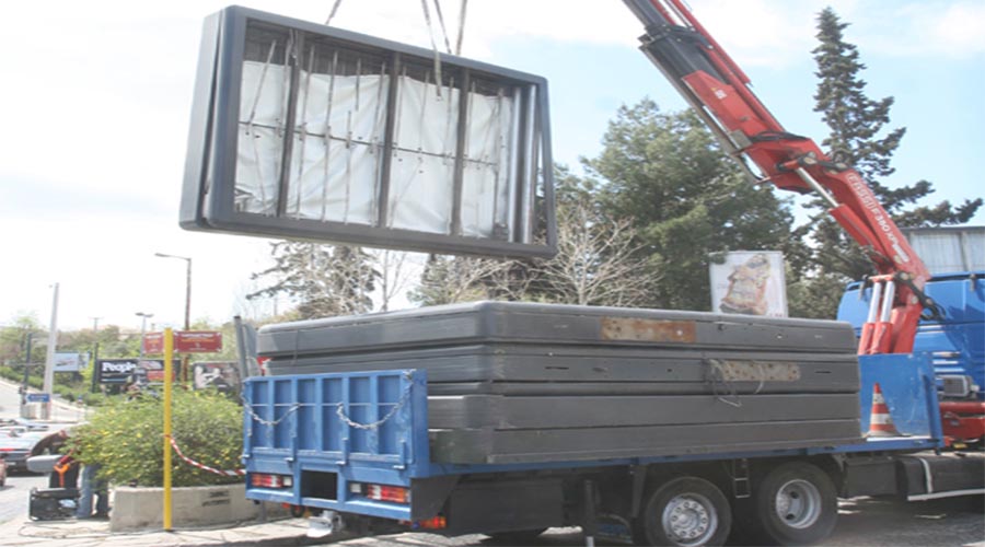 Ο ΔΗΜΟΣ ΧΑΛΑΝΔΡΙΟΥ ΘΑ ΕΙΣΠΡΑΞΕΙ ΧΙΛΙΑΔΕΣ ΕΥΡΩ ΑΠΟ ΥΠΑΙΘΡΙΕΣ ΔΙΑΦΗΜΙΣΤΙΚΕΣ ΠΙΝΑΚΙΔΕΣ. ΣΤΗ ΓΛΥΦΑΔΑ ΠΟΥ ΕΙΝΑΙ ΕΚΑΤΟΜΜΥΡΙΑ ΓΙΑΤΙ ΜΟΥΓΓΑ ΟΛΕΣ ΟΙ ΠΟΛΙΤΙΚΕΣ ΠΑΤΣΑΒΟΥΡΕΣ ΑΠΟ ΤΟΝ ΠΑΡΑΝΟΜΟ ΕΠΙΧΕΙΡΗΜΑΤΙΑ;