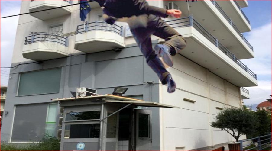 “Βούτηξε” 18χρονος από τον πρώτο όροφο του τμήματος Αλίμου χθες το απόγευμα. Σε κρίσιμη κατάσταση η υγεία του.