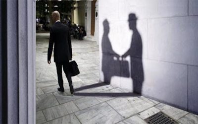 ΣΥΝΕΛΑΒΑΝ ΔΗΜΑΡΧΟ ΜΕ ΠΡΟΣΗΜΕΙΩΜΕΝΑ ΧΑΡΤΟΝΟΜΙΣΜΑΤΑ. ΚΑΤΑΙΓΙΣΤΙΚΕΣ ΑΝΑΜΕΝΟΝΤΑΙ ΟΙ ΕΞΕΛΙΞΕΙΣ.