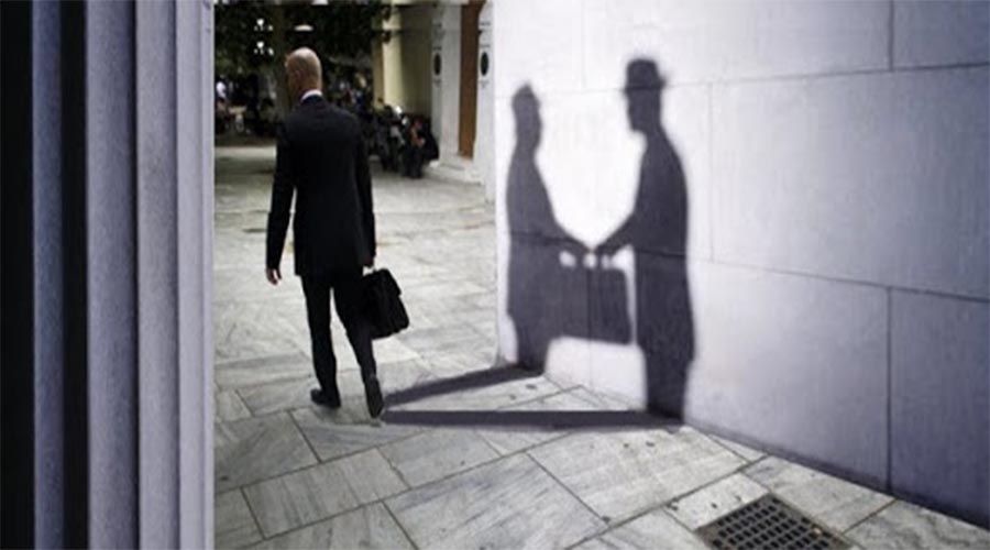 ΣΥΝΕΛΑΒΑΝ ΔΗΜΑΡΧΟ ΜΕ ΠΡΟΣΗΜΕΙΩΜΕΝΑ ΧΑΡΤΟΝΟΜΙΣΜΑΤΑ. ΚΑΤΑΙΓΙΣΤΙΚΕΣ ΑΝΑΜΕΝΟΝΤΑΙ ΟΙ ΕΞΕΛΙΞΕΙΣ.