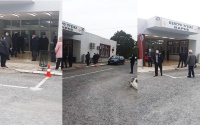 ΔΗΜΟΣ ΒΑΡΗΣ ΒΟΥΛΑΣ ΒΟΥΛΙΑΓΜΕΝΗΣ Κέντρο Υγείας Βάρης. Τα περήφανα γηρατειά στην ορθοστασία για το εμβόλιο και οι γιατροί άφαντοι.