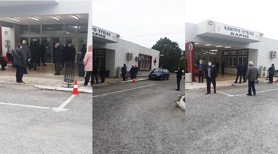 ΔΗΜΟΣ ΒΑΡΗΣ ΒΟΥΛΑΣ ΒΟΥΛΙΑΓΜΕΝΗΣ Κέντρο Υγείας Βάρης. Τα περήφανα γηρατειά στην ορθοστασία για το εμβόλιο και οι γιατροί άφαντοι.