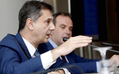 ΑΚΟΥΡΑΣΤΟΣ Ο ΧΑΡΗΣ ΘΕΟΧΑΡΗΣ ΠΟΥ ΔΙΝΕΙ ΜΑΘΗΜΑΤΑ ΗΘΟΥΣ ΚΑΙ ΗΘΙΚΗΣ ΣΤΙΣ ΟΜΙΛΙΕΣ ΤΟΥ