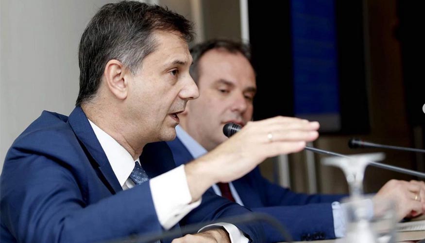 ΑΚΟΥΡΑΣΤΟΣ Ο ΧΑΡΗΣ ΘΕΟΧΑΡΗΣ ΠΟΥ ΔΙΝΕΙ ΜΑΘΗΜΑΤΑ ΗΘΟΥΣ ΚΑΙ ΗΘΙΚΗΣ ΣΤΙΣ ΟΜΙΛΙΕΣ ΤΟΥ